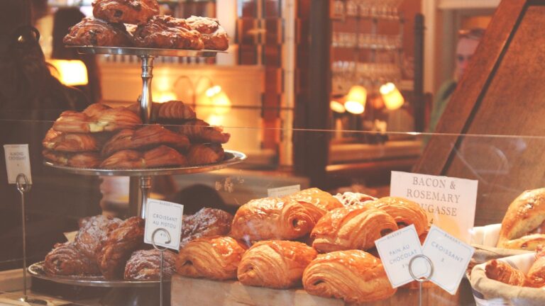 Maximiser l&rsquo;espace de votre vitrine de boulangerie/pâtisserie : Astuces pour présenter davantage de produits